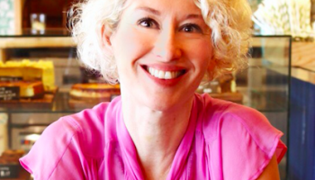 Tania, creator of Ageless Diet, at a cafe talking about how good smoothies are